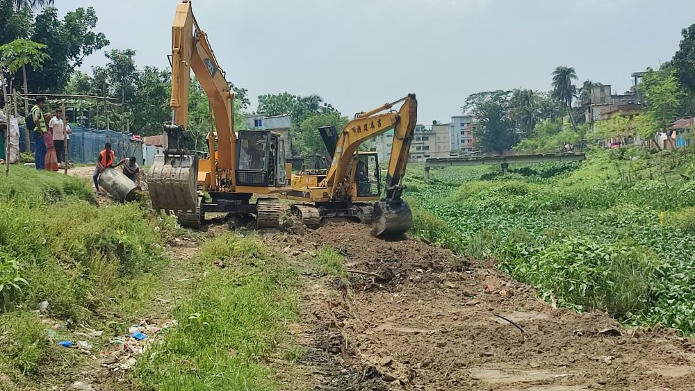 অবশেষে পাবনা শহর অংশে ইছামতী নদী খনন শুরু; উচ্ছ্বসিত নদীপাড়ের মানুষ